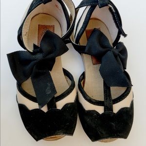 Joyfolie Size 10 Black and Cream Shoes